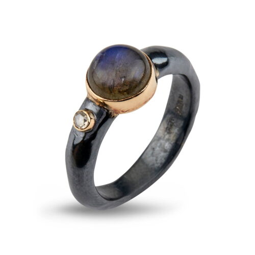 ring med cabochon sleben labradorite og diamant