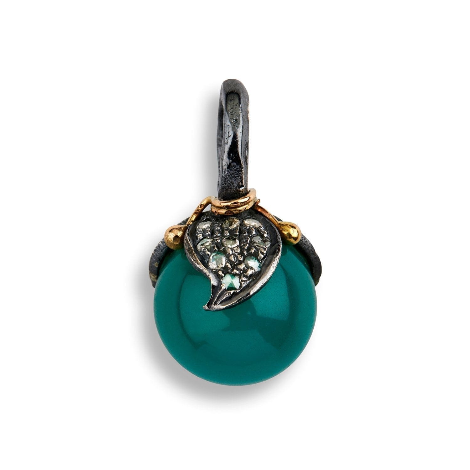 vedhæng med grøn sten og diamanter