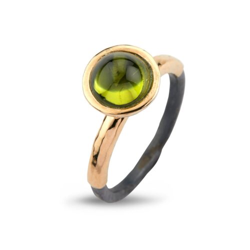 guldring med grøn peridot