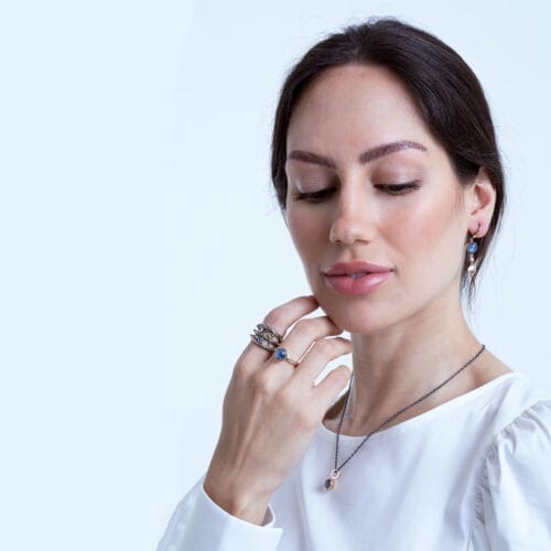 model by birdie med blå ringe, vedhæng og øreringe fra by birdie