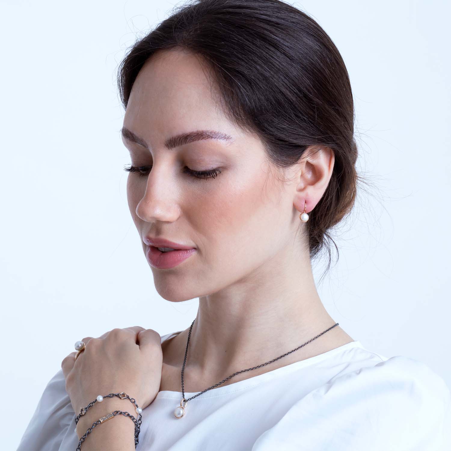 lille guld ørering med perle og perle smykkesæt