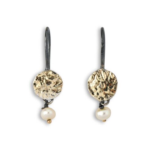 Earhanger with gold plate and pearls