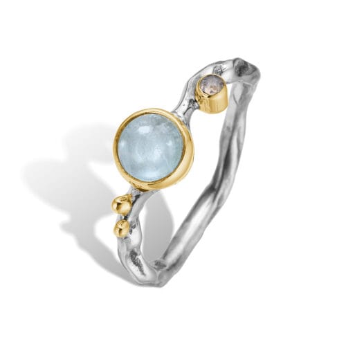 Guldring med blå sten og unikt design