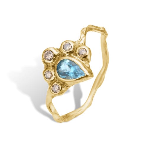 Guldring med blå sten og diamantdetaljer.