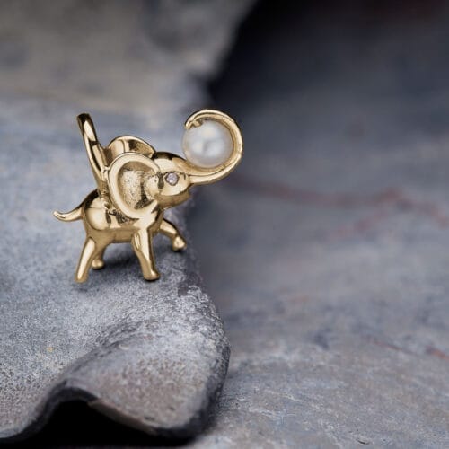 Guld elefant figur på stenoverflade