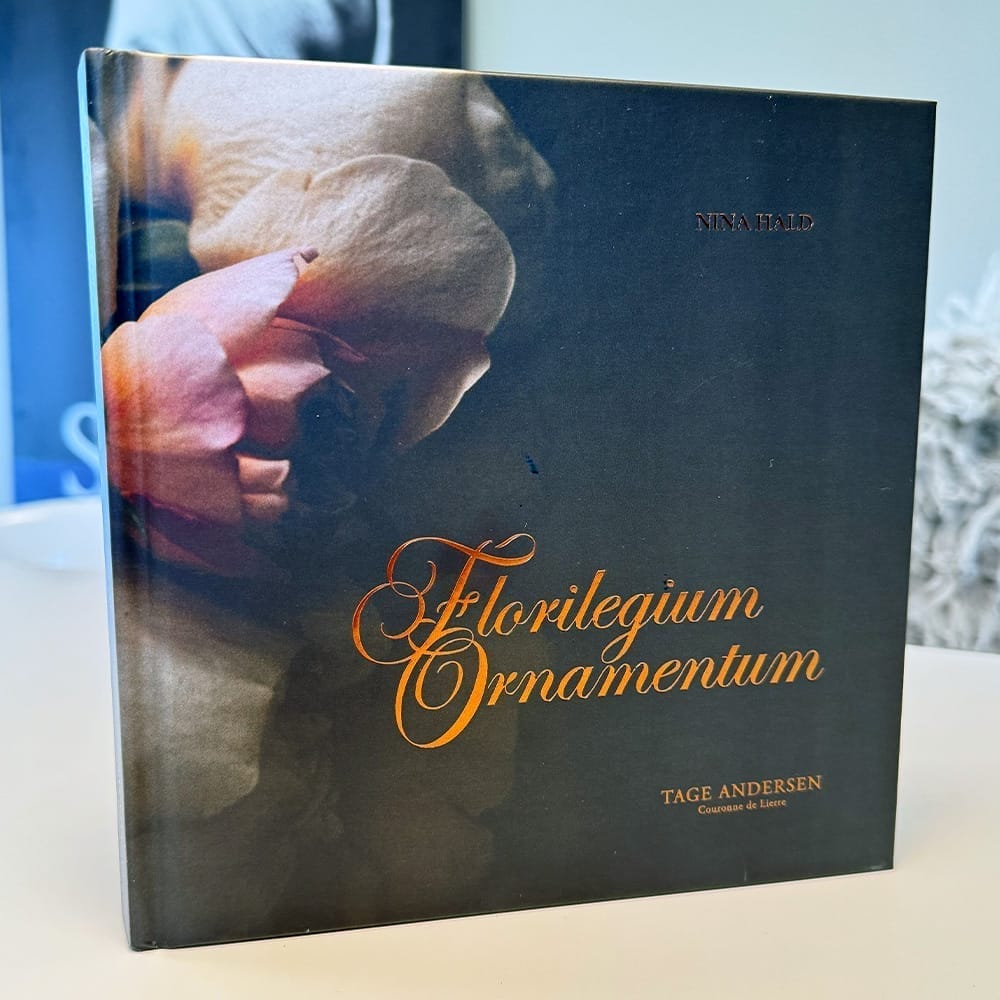 Bog med smuk blomsterkunst af Tage Andersen.